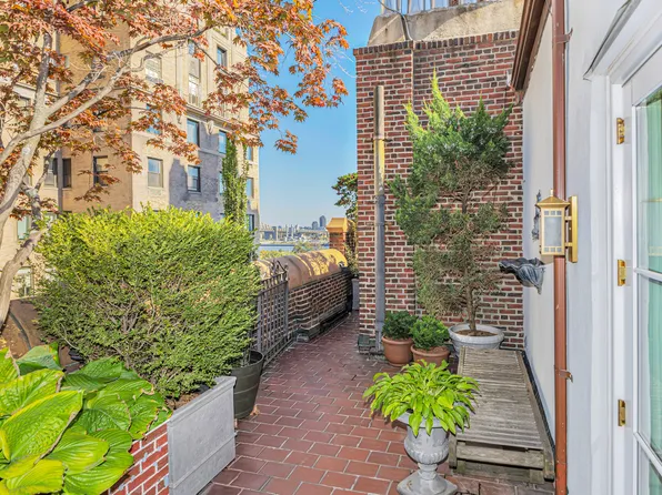 444 East 52nd Street image 8 of 24