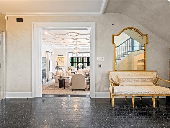 4th image of 405 Sheridan Rd