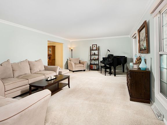 5th image of 820 N Sanborn Dr