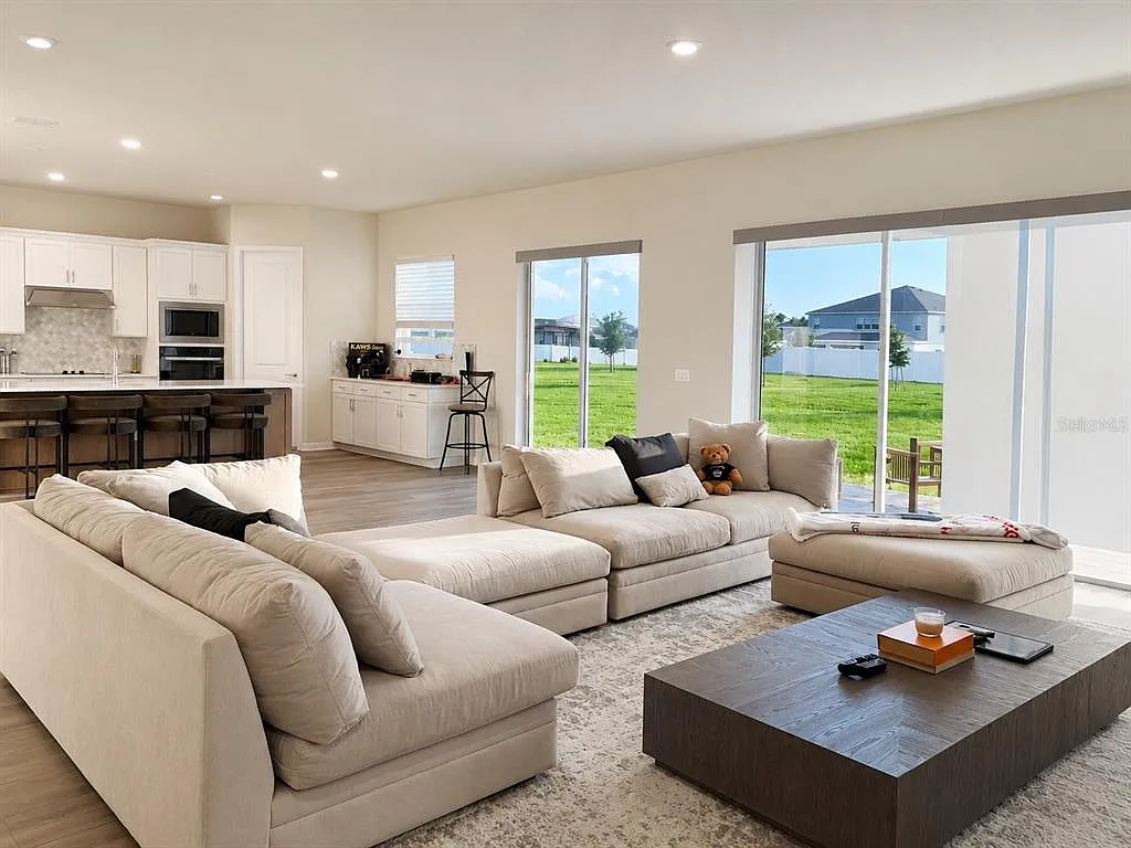 5 bed, 4.0 bath, 3820 sqft, $4,800 — Photo 4