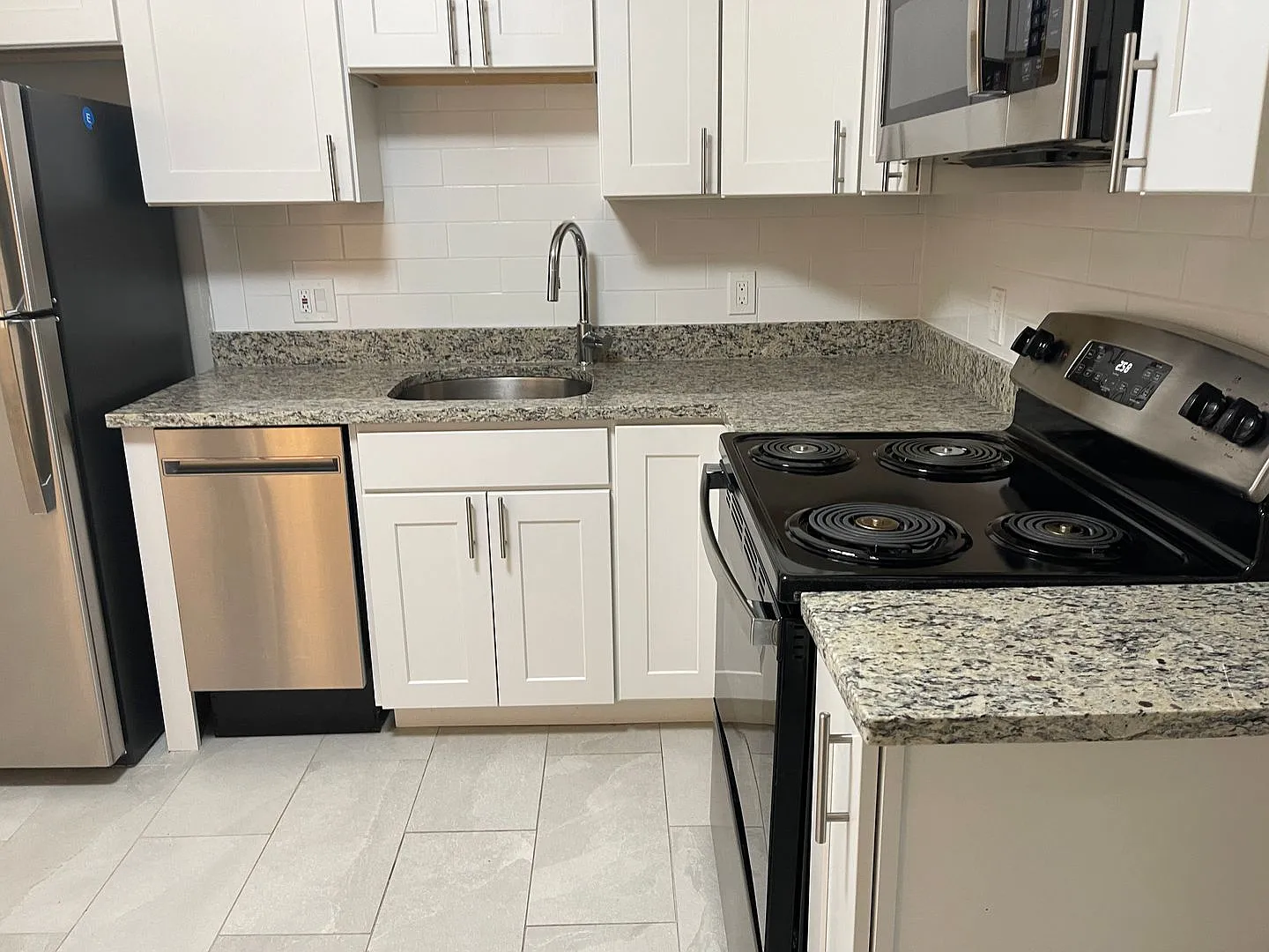 June Packards Corner Huge Sunny Stainless Steel Kitchen Heat Inc No Fee Students Ok — Photo 1