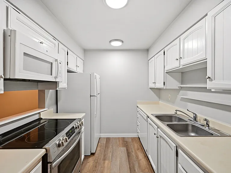 E 1st Dr — Photo 14