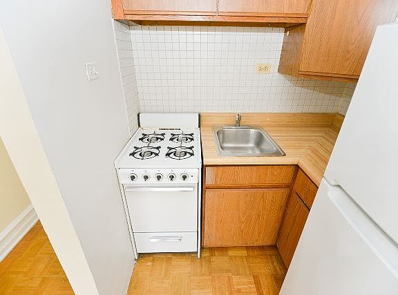 3rd image of 711 W Belmont Ave APT 301