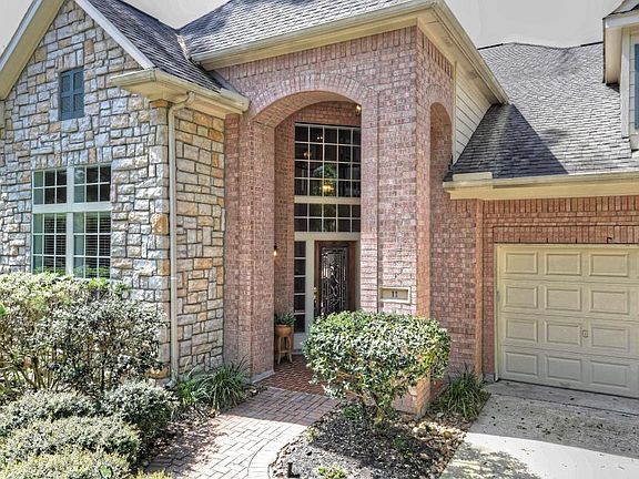 Beautiful foyer features soaring ceilings, hardwood flooring, large art niche, & leaded glass front 