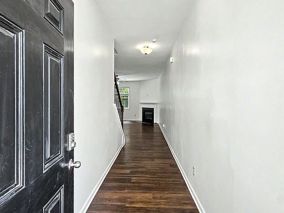 4th image of 130 Woodhouse Cir