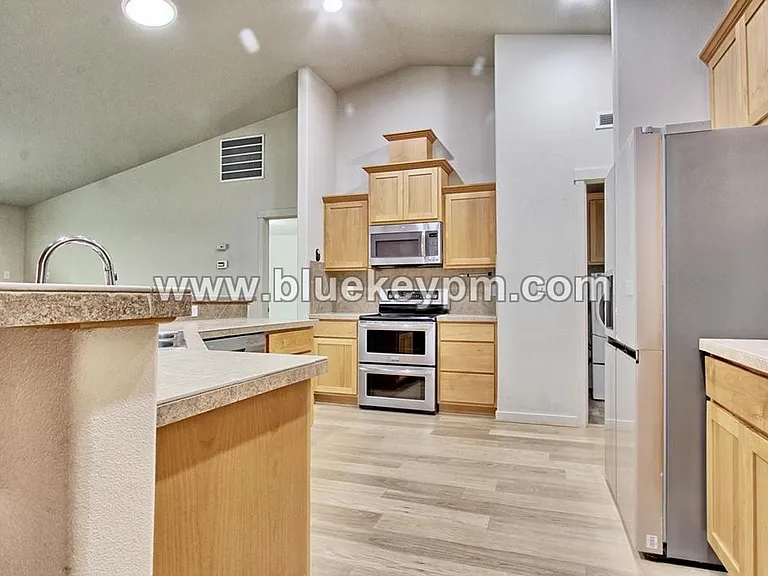 8701 NE 66th St — Photo 8
