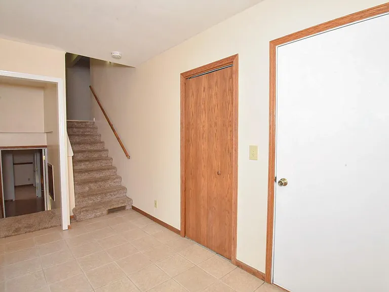 2501 Thomas Ct — Photo 3