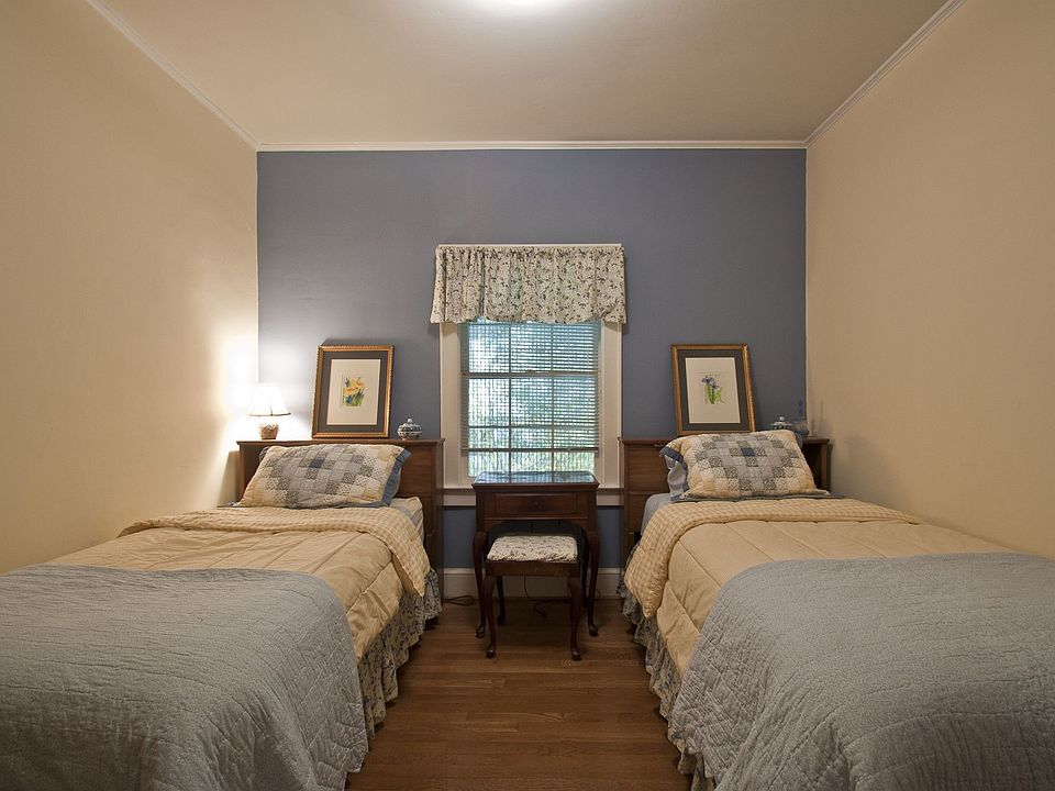 An additional bedroom comfortably accomodates twin beds.