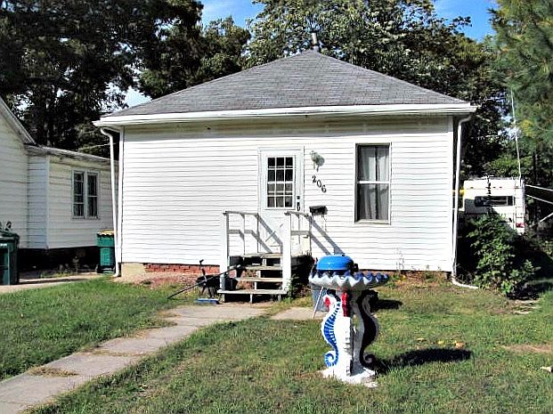 2nd image of 206 W 12th St
