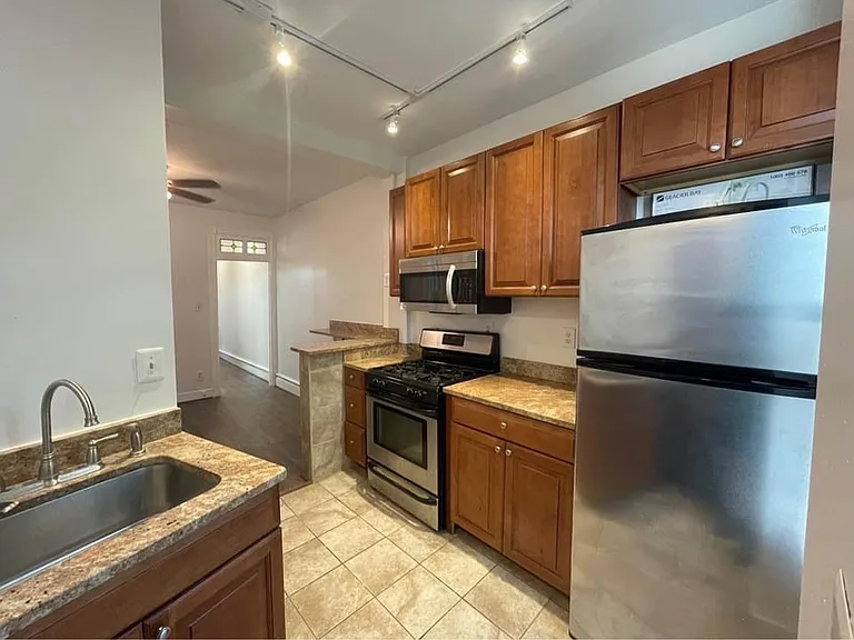 1332 E St NE — Photo 10