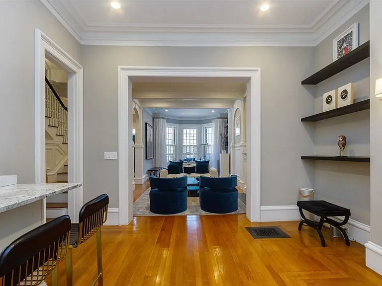 27 Hereford St — Photo 19