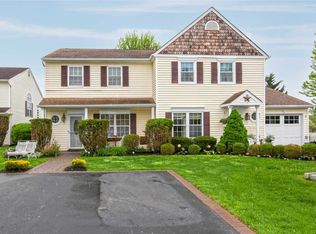 2 Badger Trl, Coram, NY 11727