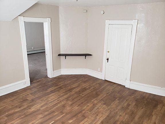 3rd image of 613 Erie St SE #1