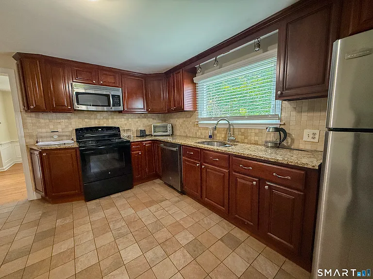 1657 Farmington Ave — Photo 7