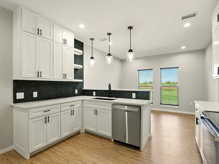 7433 FM 603 — Photo 29