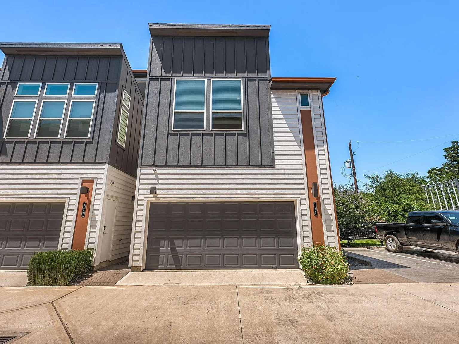 3 bed, 2.5 bath, 1356 sqft, $2,300 — Photo 2