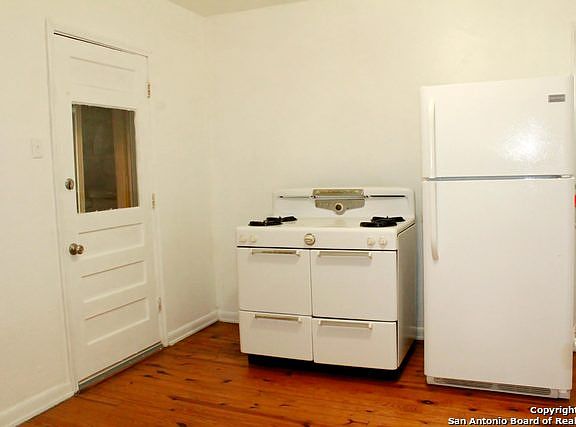 5th image of 2539 Waverly Ave