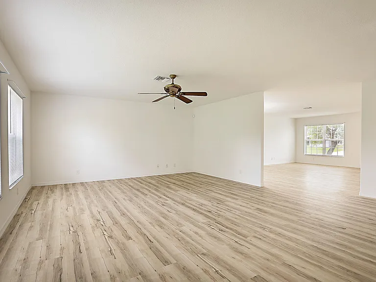 617 SE Karrigan Ter — Photo 15