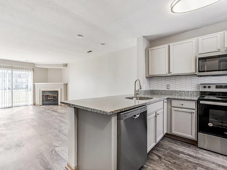 Eastpointe Lakes Apartments and Townhomes — Photo 6