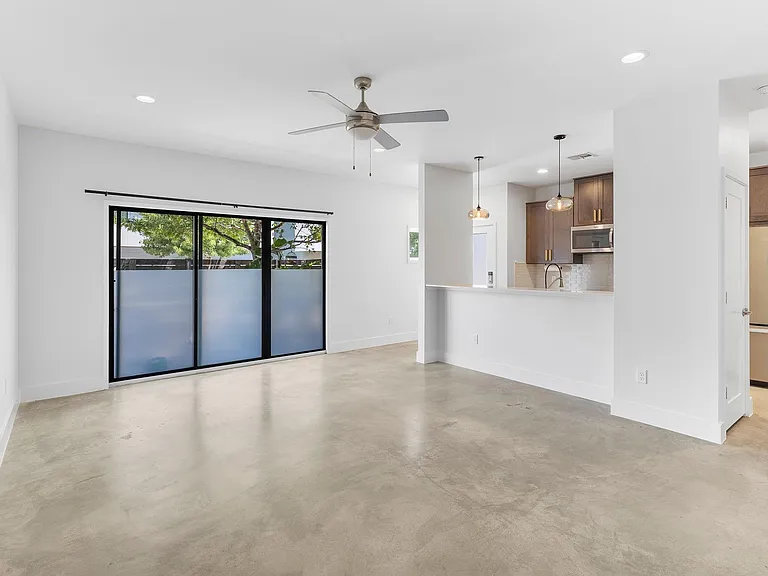 2101 Montopolis Dr #11 — Photo 16