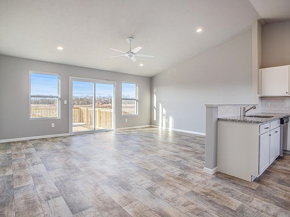 5th image of 185 Frances Dr