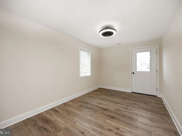 325 W Barnard St W — Photo 14