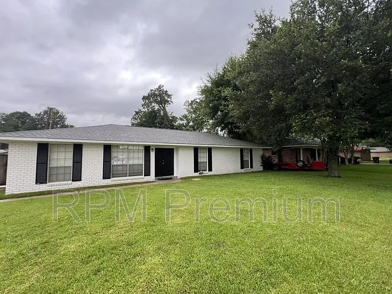 464 Wilton Dr — Photo 2