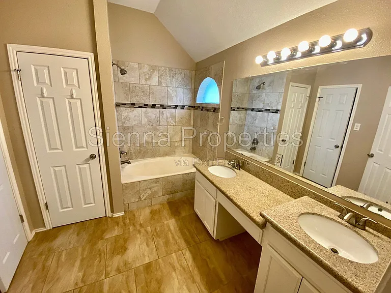209 N Blue Ridge Pkwy — Photo 14