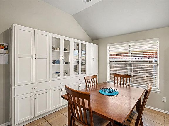 5th image of 521 Loyd Ln