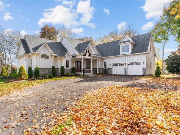 360 Newman Ave E, Providence, RI 02916