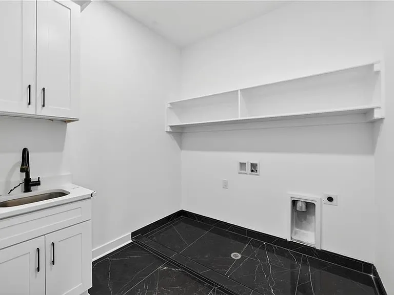 405 Thunder Rd — Photo 45