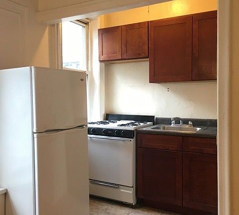 4th image of 2110 Westbury Ct APT 6O