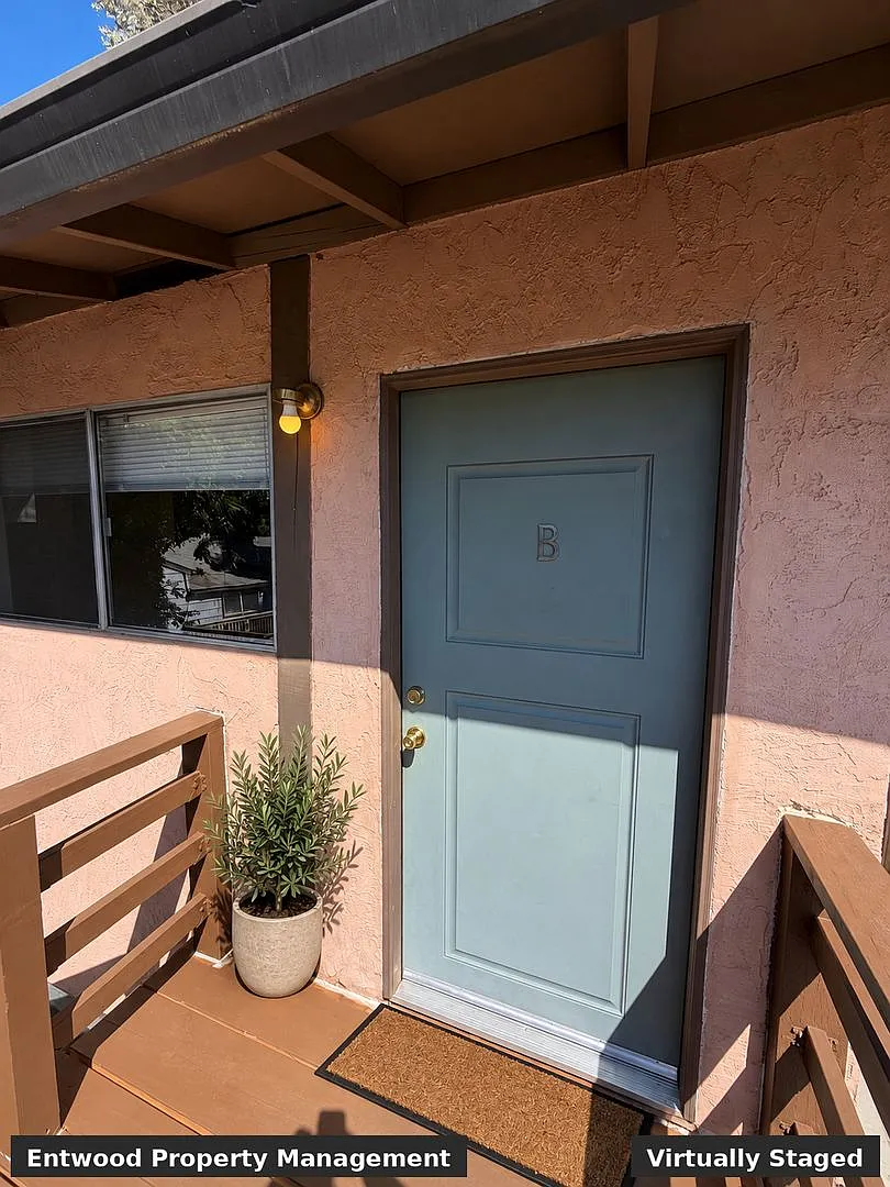 1448 Warner St — Photo 4
