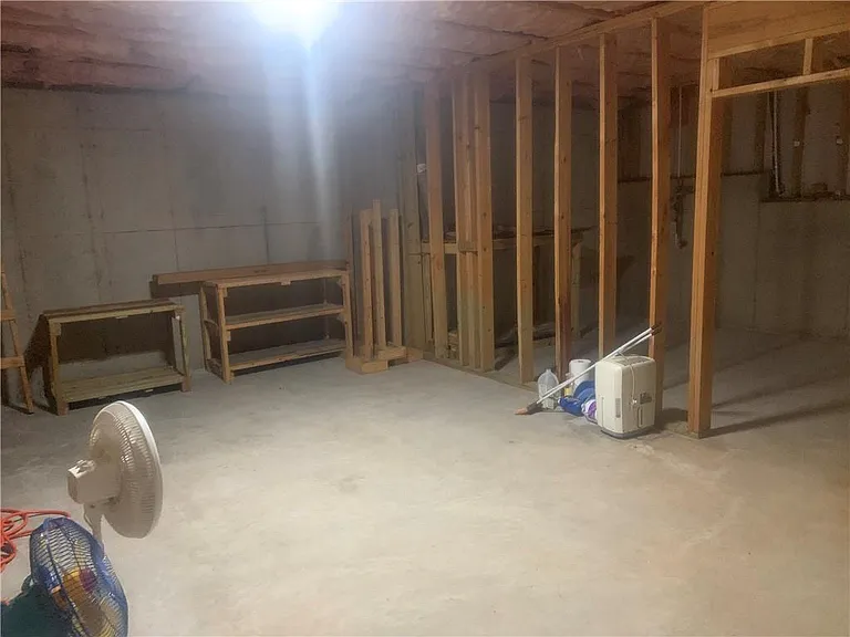 121 Creekwood Trl — Photo 15