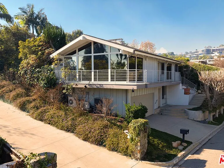 1127 Angelo Dr — Photo 3