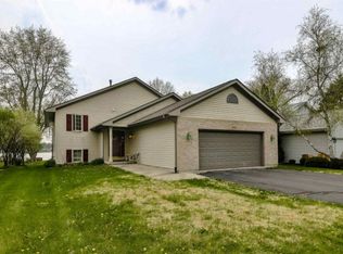 902 Candlewick Dr NE, Poplar Grove, IL 61065