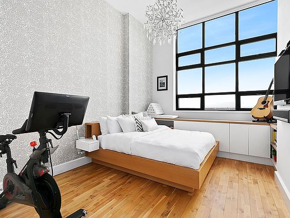 5th image of 360 Furman St APT 638