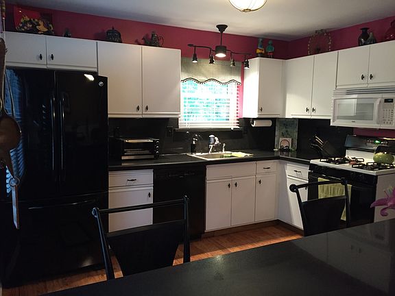 Newer appliances, granite countertops