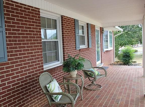 2nd image of 425 Hilltop Dr