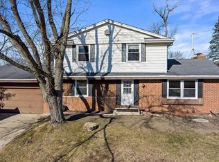 1700 Indianwood Ln, Waukesha, WI 53186