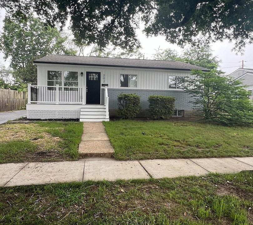 1st image of 202 Hollywood Ct