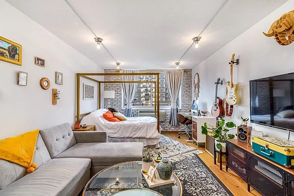 Rented by PocketBroker Inc | media 5