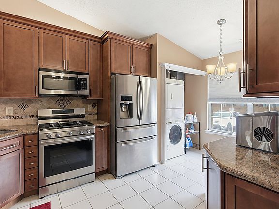 5th image of 46 Club Pl #46