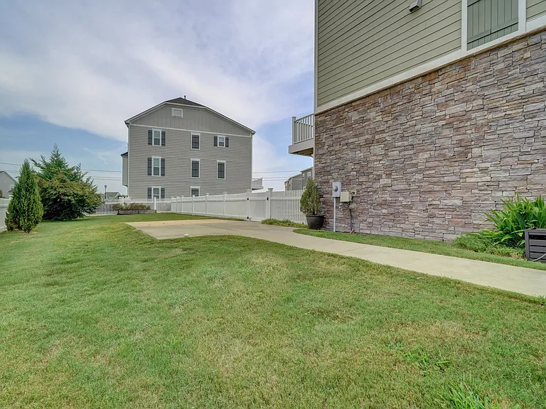 890 Olmstead St — Photo 32
