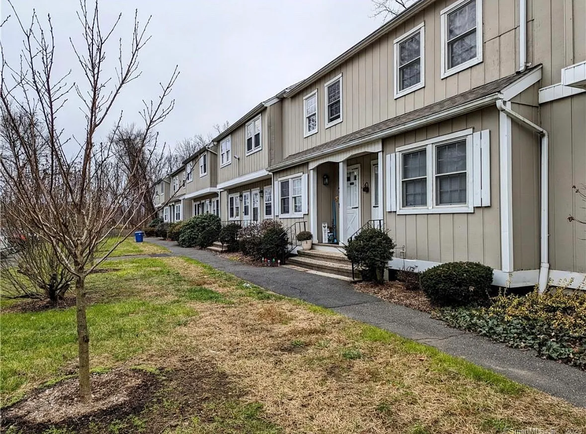 Photo 1 of 10 - 10 Scuppo Rd #B10 - Danbury, CT Primary Photo - 10 Scuppo Rd #B10