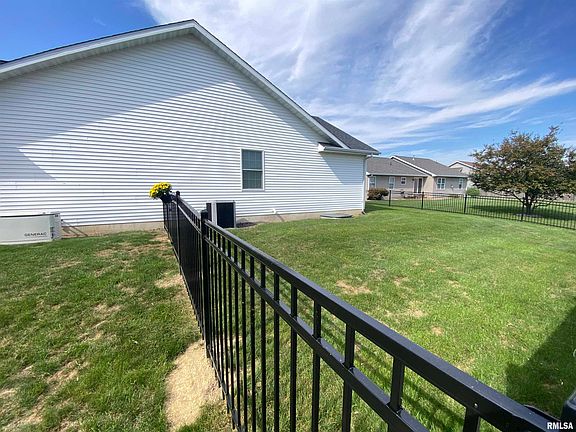 4th image of 275 Meredith Dr
