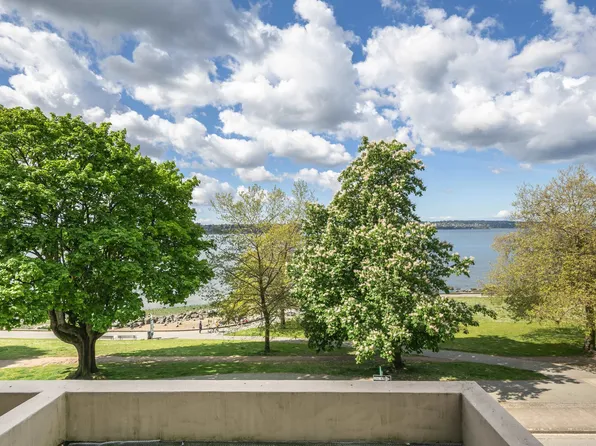 2015 Beach Ave #302, Vancouver, BC V6G 1Z3