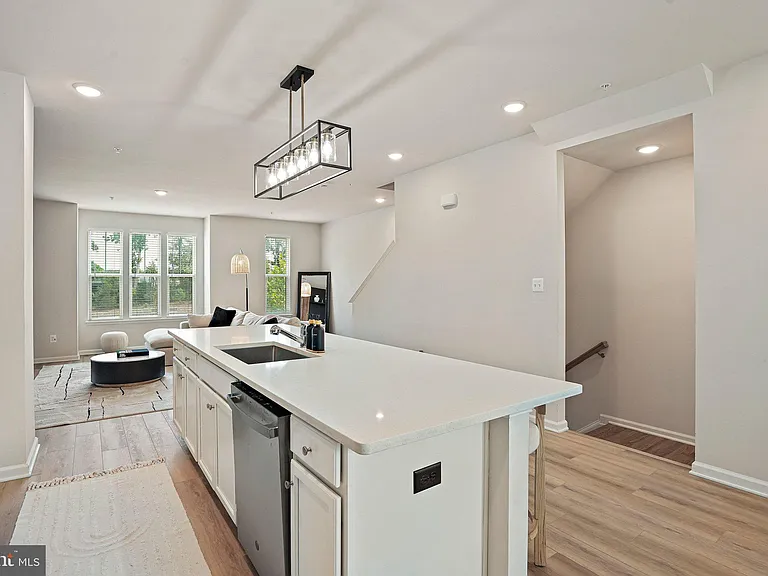 3443 Carnaby St — Photo 10