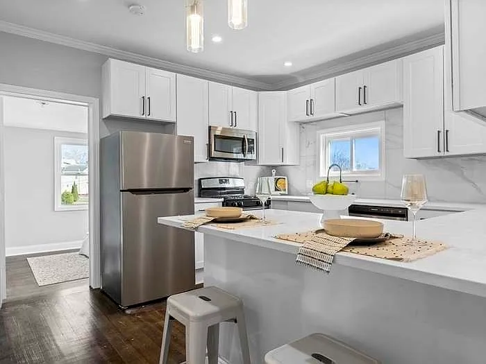 3 bed, 2.0 bath, 1189 sqft, $3,400 — Photo 1