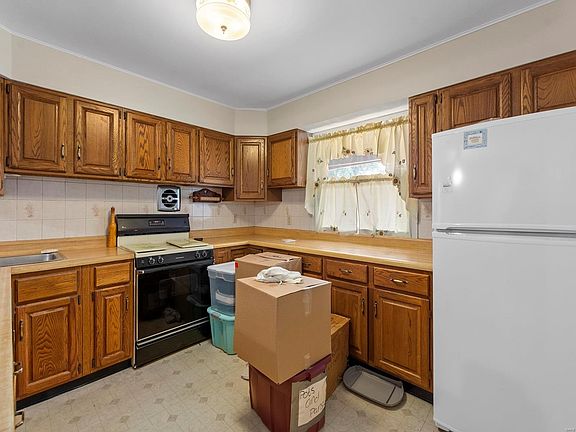 3rd image of 1209 Coronation Dr